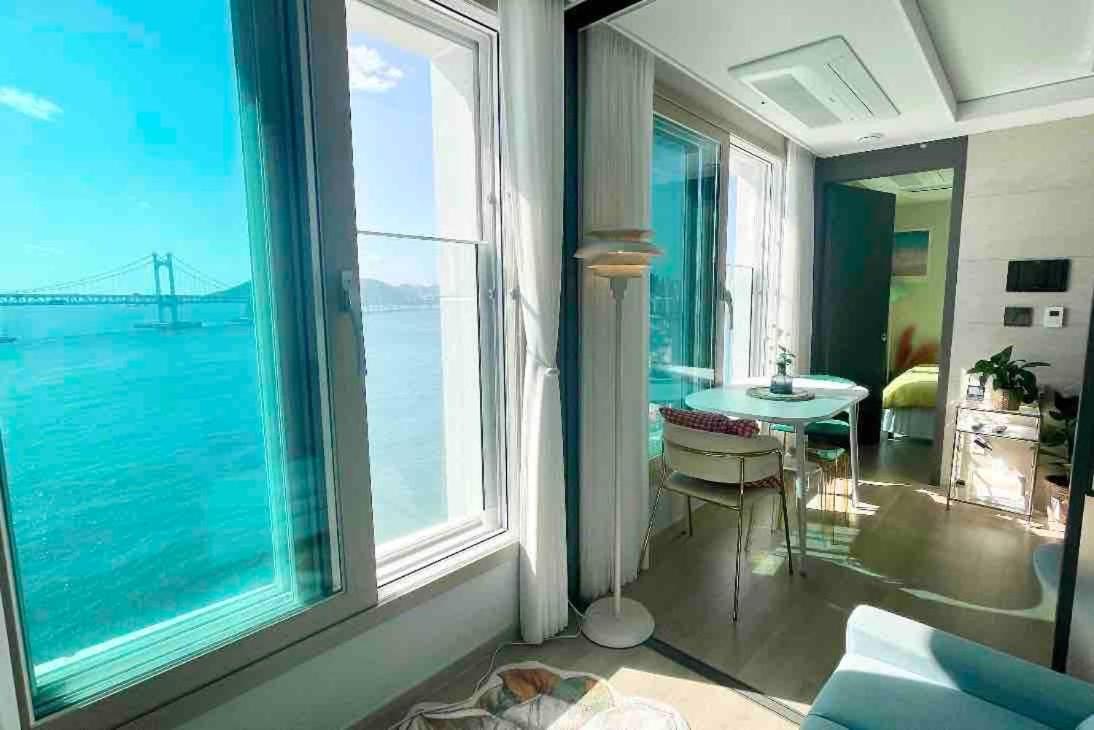 Apartment # Fantastic View Of The Entire Gwangan Bridge # Free Parking # Gym & Sauna *