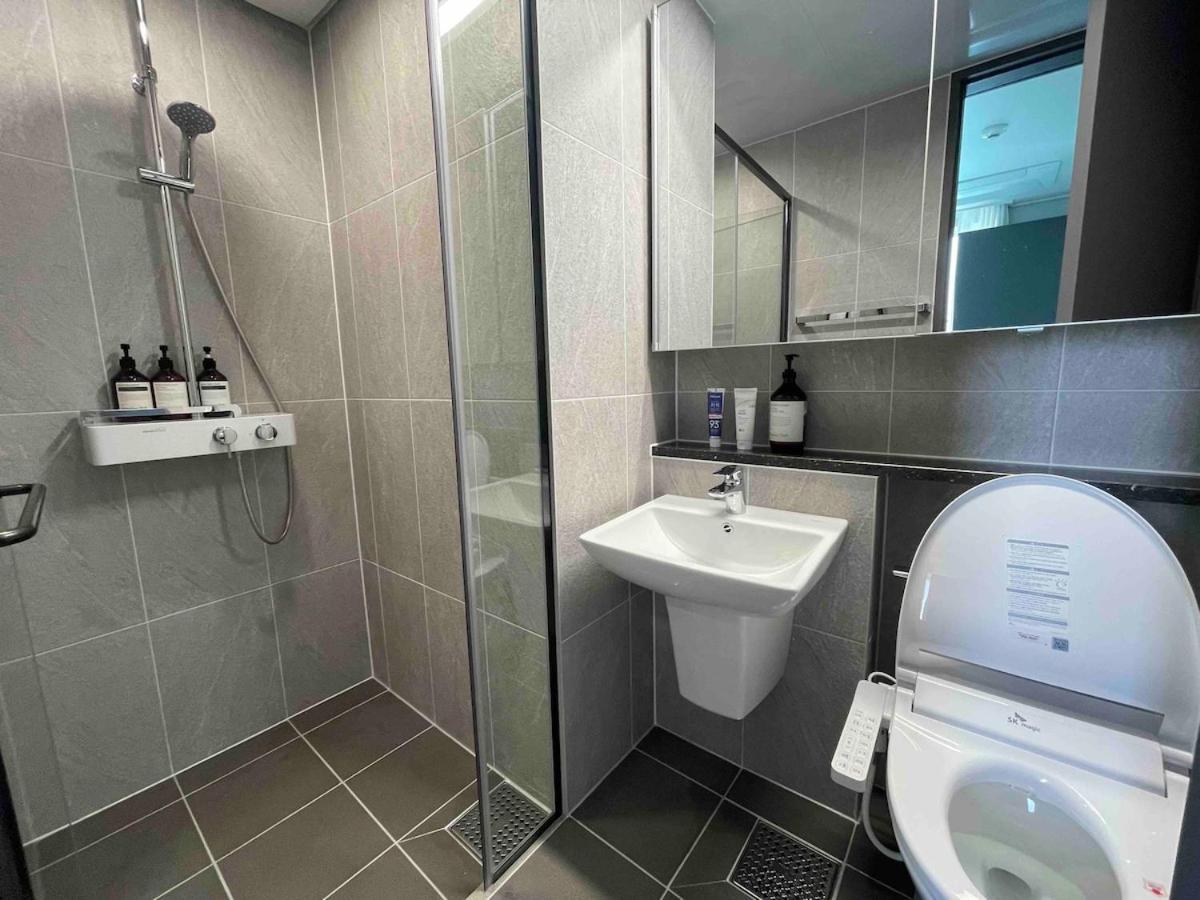 # Fantastic View Of The Entire Gwangan Bridge # Free Parking # Gym & Sauna Apartment Busan