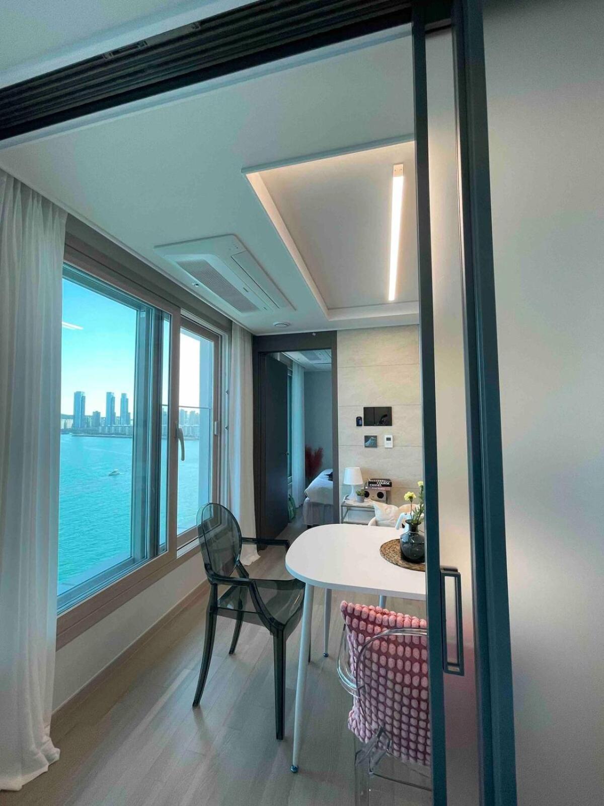 Apartment # Fantastic View Of The Entire Gwangan Bridge # Free Parking # Gym & Sauna *