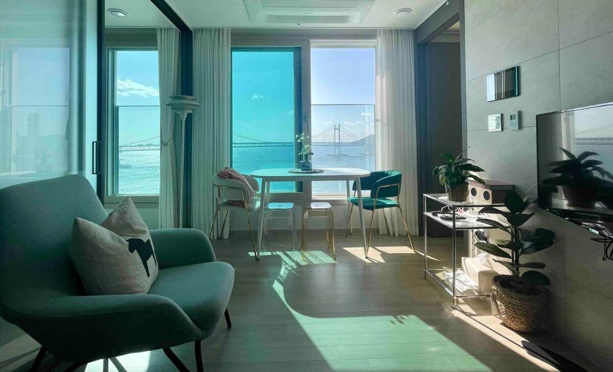 # Fantastic View Of The Entire Gwangan Bridge # Free Parking # Gym & Sauna Apartment Busan