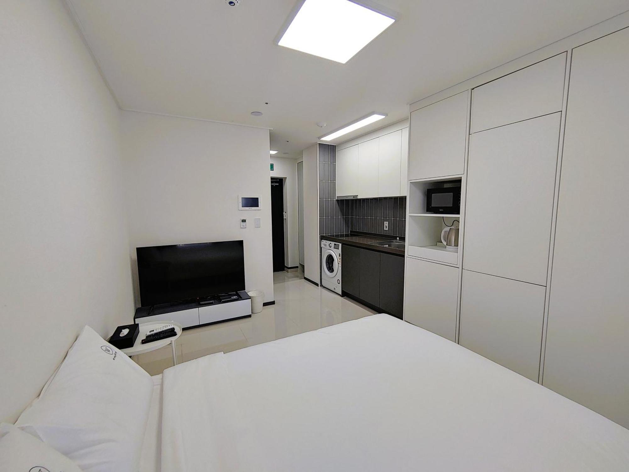 Apartment W Hall *