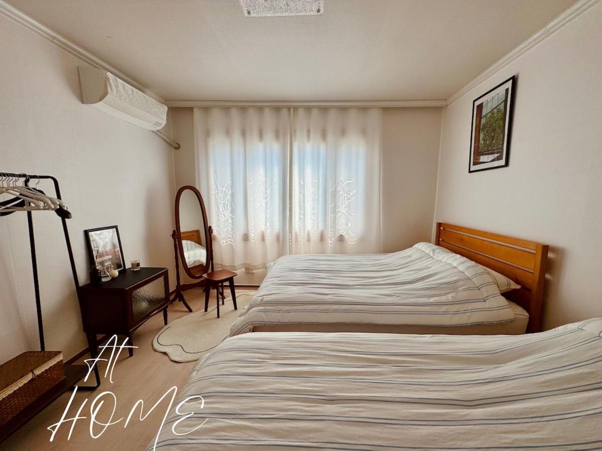At Home, Sunny Emotional House, Free Parking, 3q Beds, Attic Movie Theater Villa *