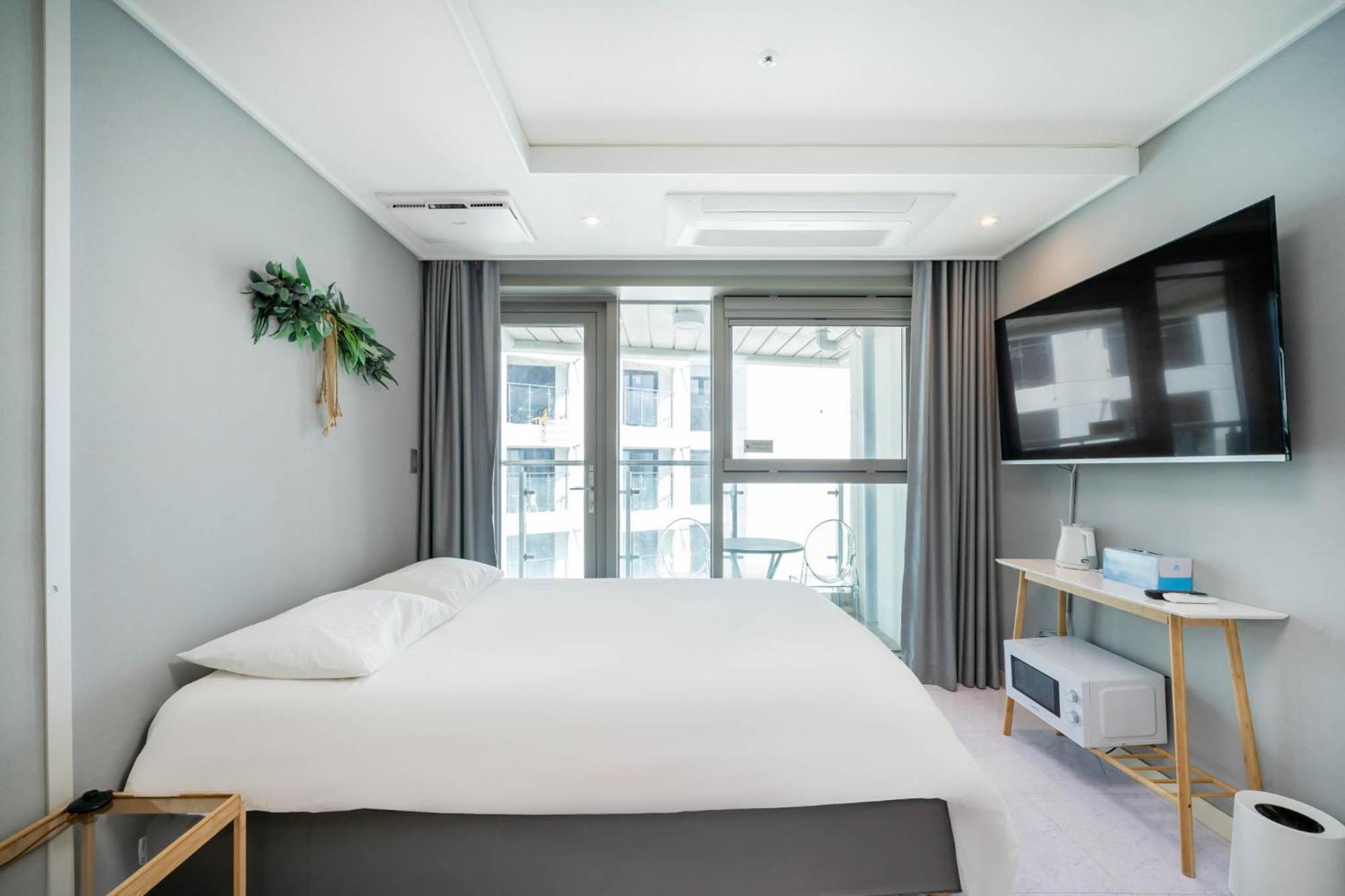 The First Hyoistay Gwangan Hotel *