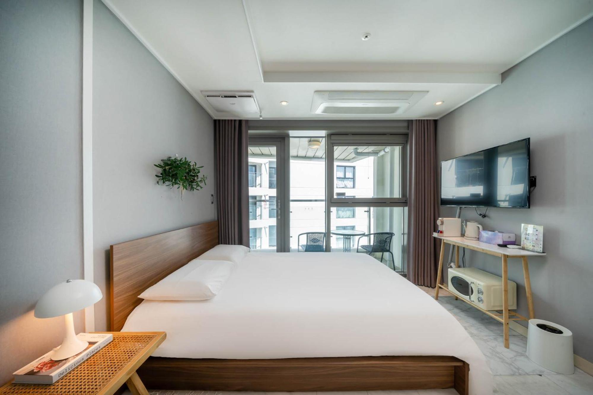 The First Hyoistay Gwangan Hotel *