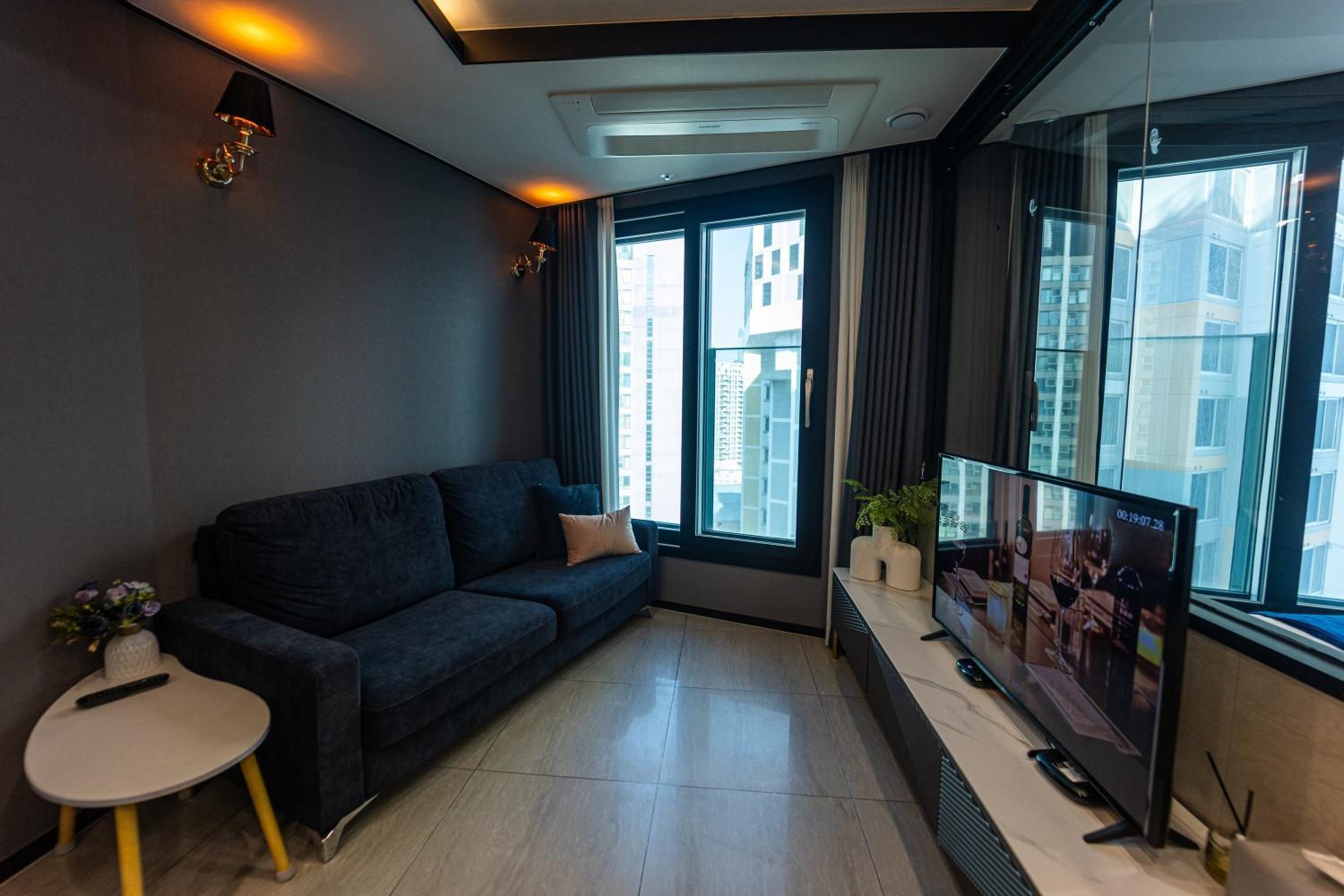 1 Minute To The Beach! Free Parking! Sauna And Gym *