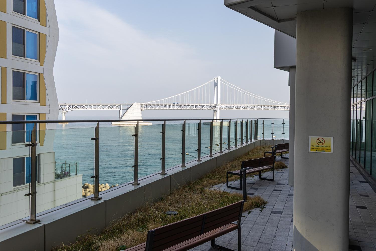1 Minute To The Beach! Free Parking! Sauna And Gym Apartment