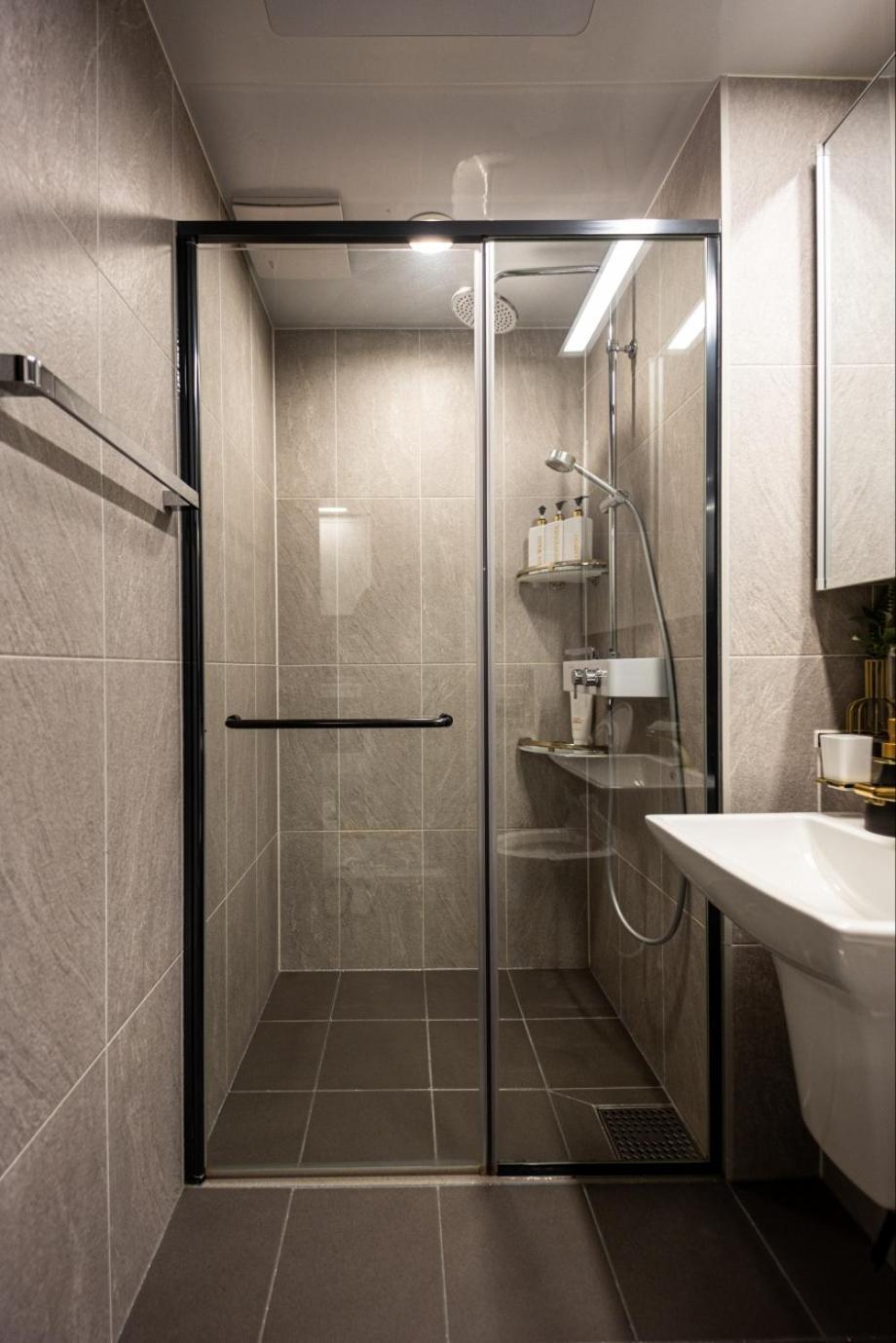 1 Minute To The Beach! Free Parking! Sauna And Gym *