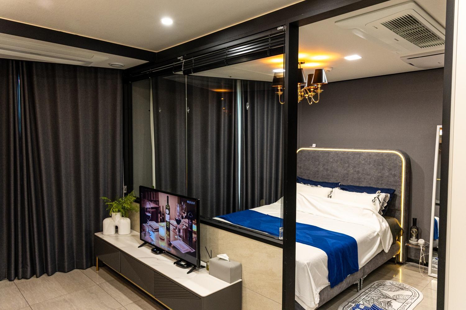 1 Minute To The Beach! Free Parking! Sauna And Gym