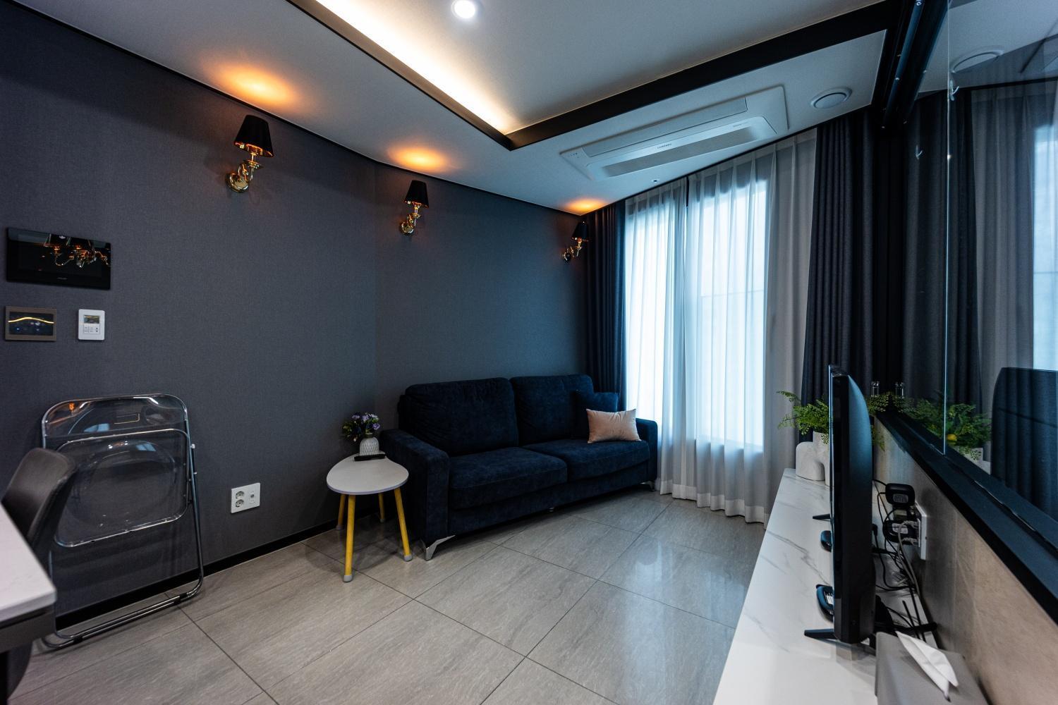 1 Minute To The Beach! Free Parking! Sauna And Gym *
