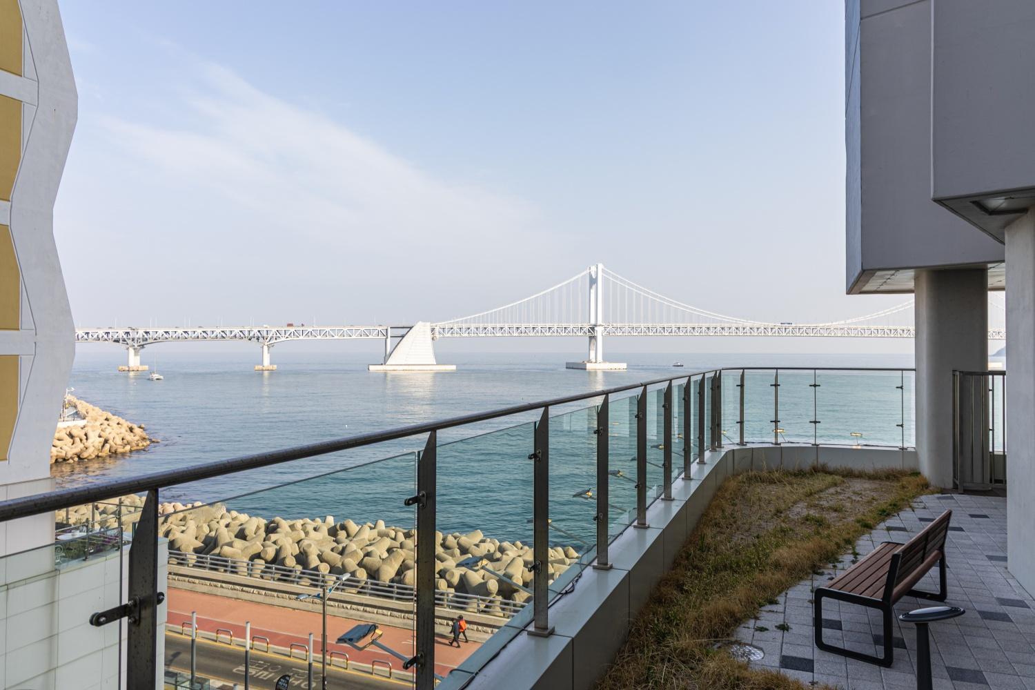 1 Minute To The Beach! Free Parking! Sauna And Gym