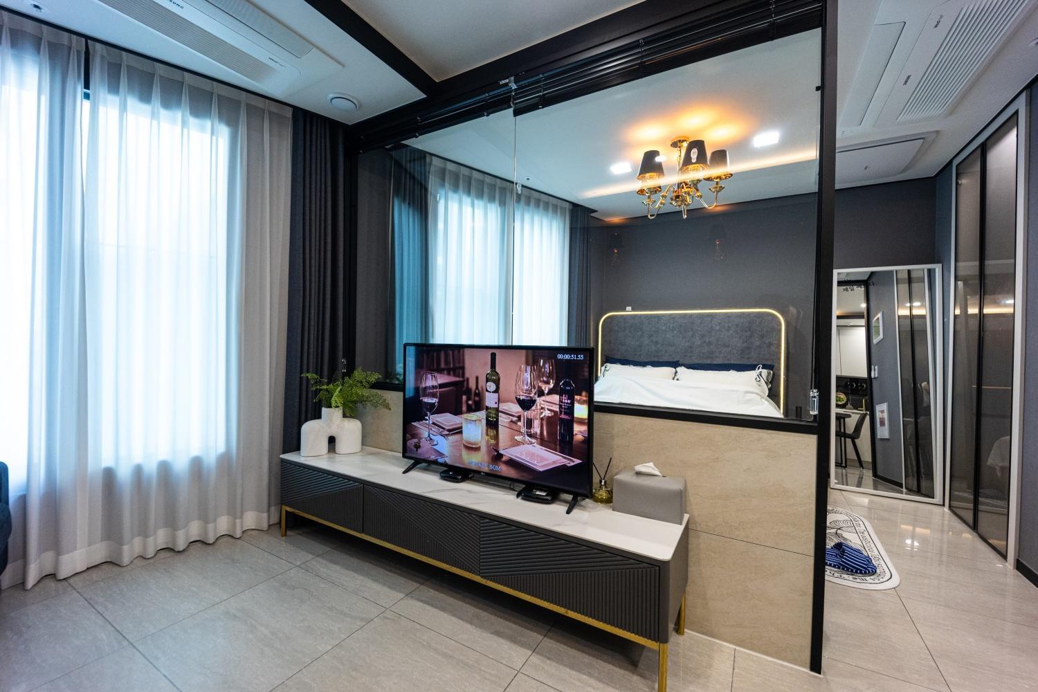 1 Minute To The Beach! Free Parking! Sauna And Gym Apartment