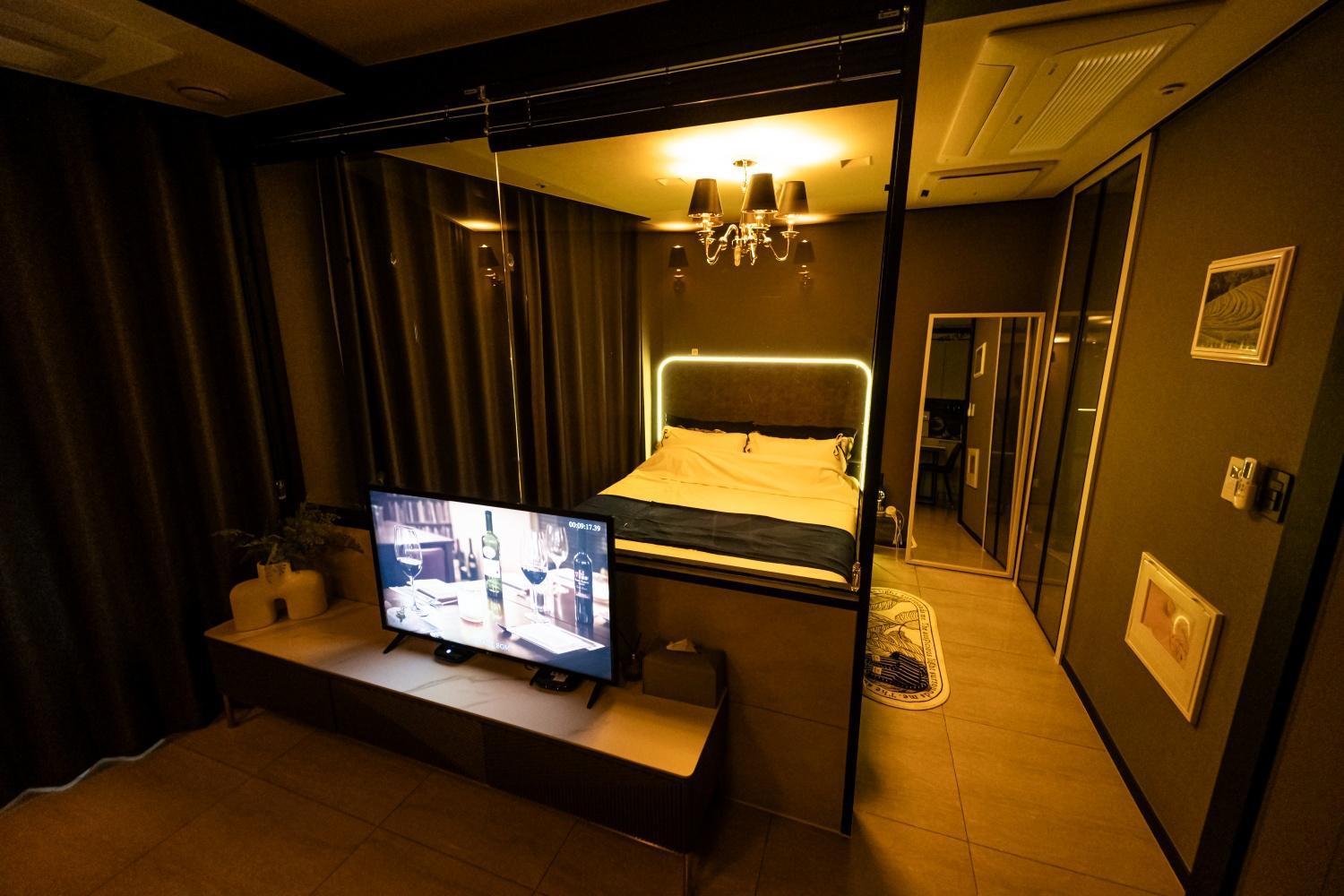 1 Minute To The Beach! Free Parking! Sauna And Gym