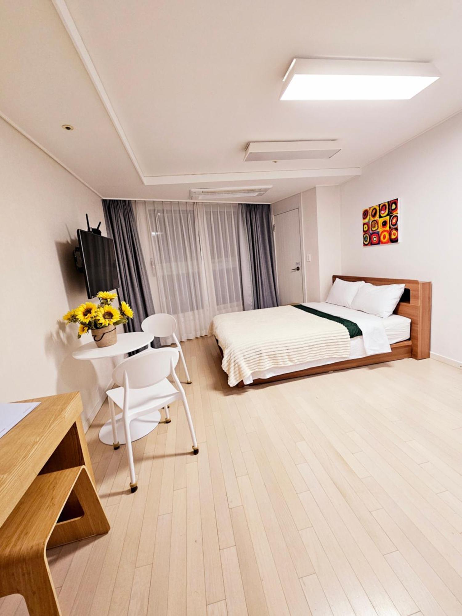 2 Minutes Run To The Sea Only 152m, Special Benefit Of Waterpark 195m Away Căn hộ Busan