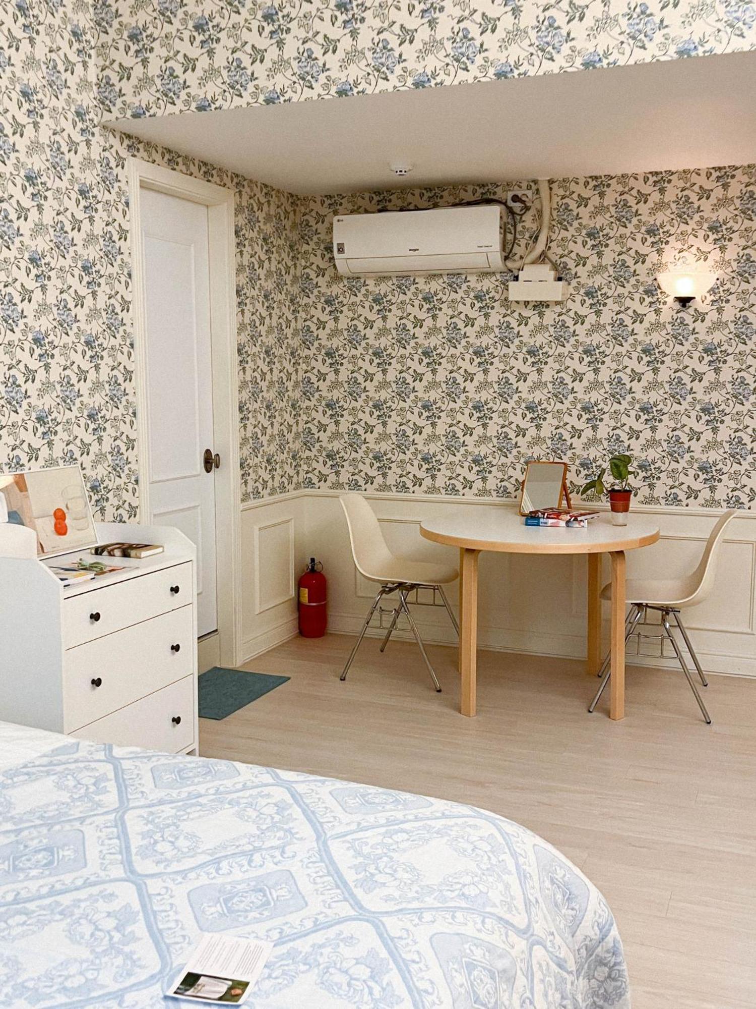 Apartment Roots House *