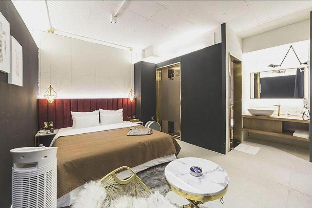 Den Basta Bifc Motel