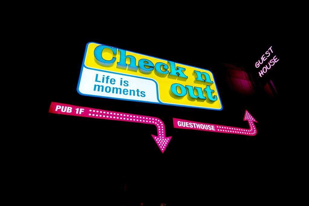 Hostel Check And Out & Pub *