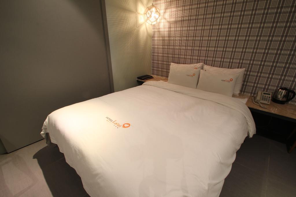 Motel Lazzi