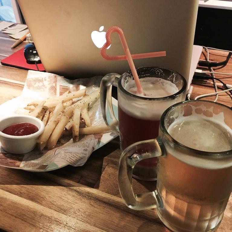 Hostel Check And Out & Pub *