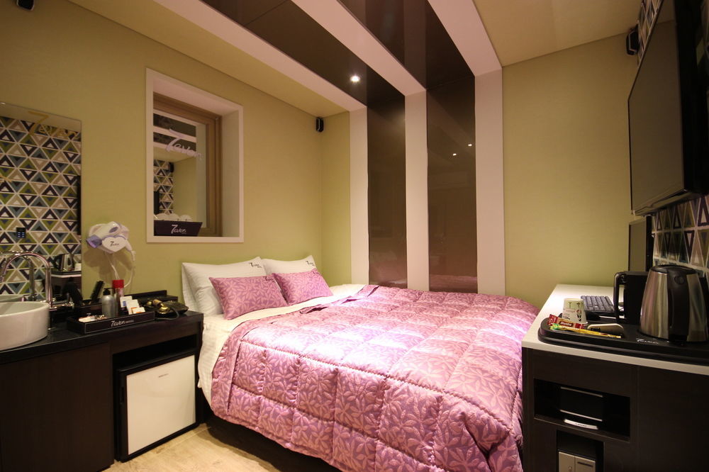 Hotel Seven