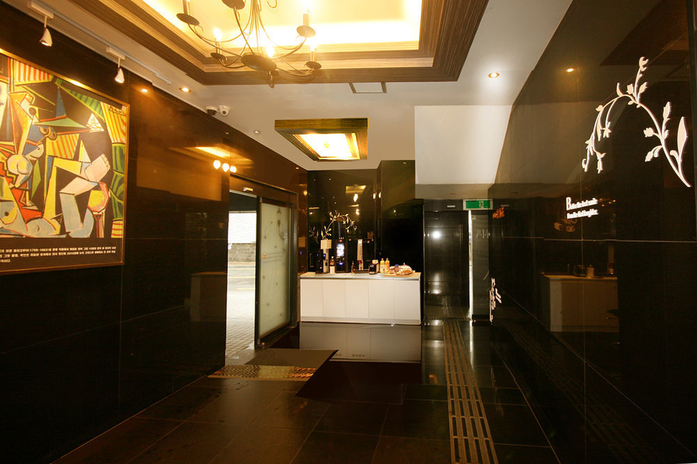 Orange Hotel 2*