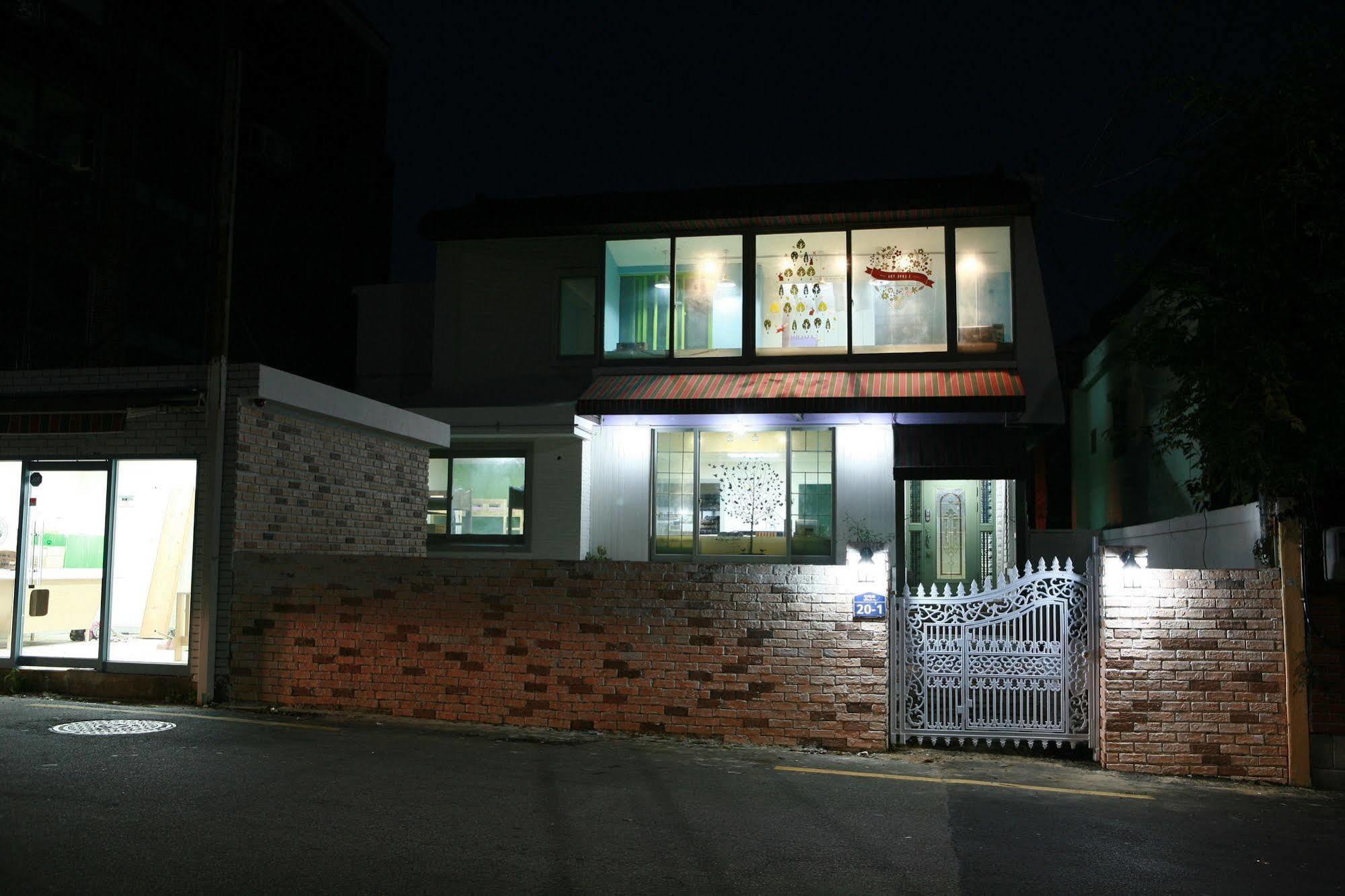 Hostel Mate