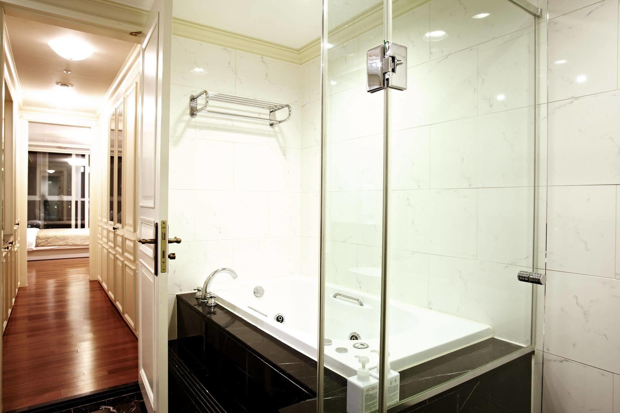 Pale De Cz Lct House Busan