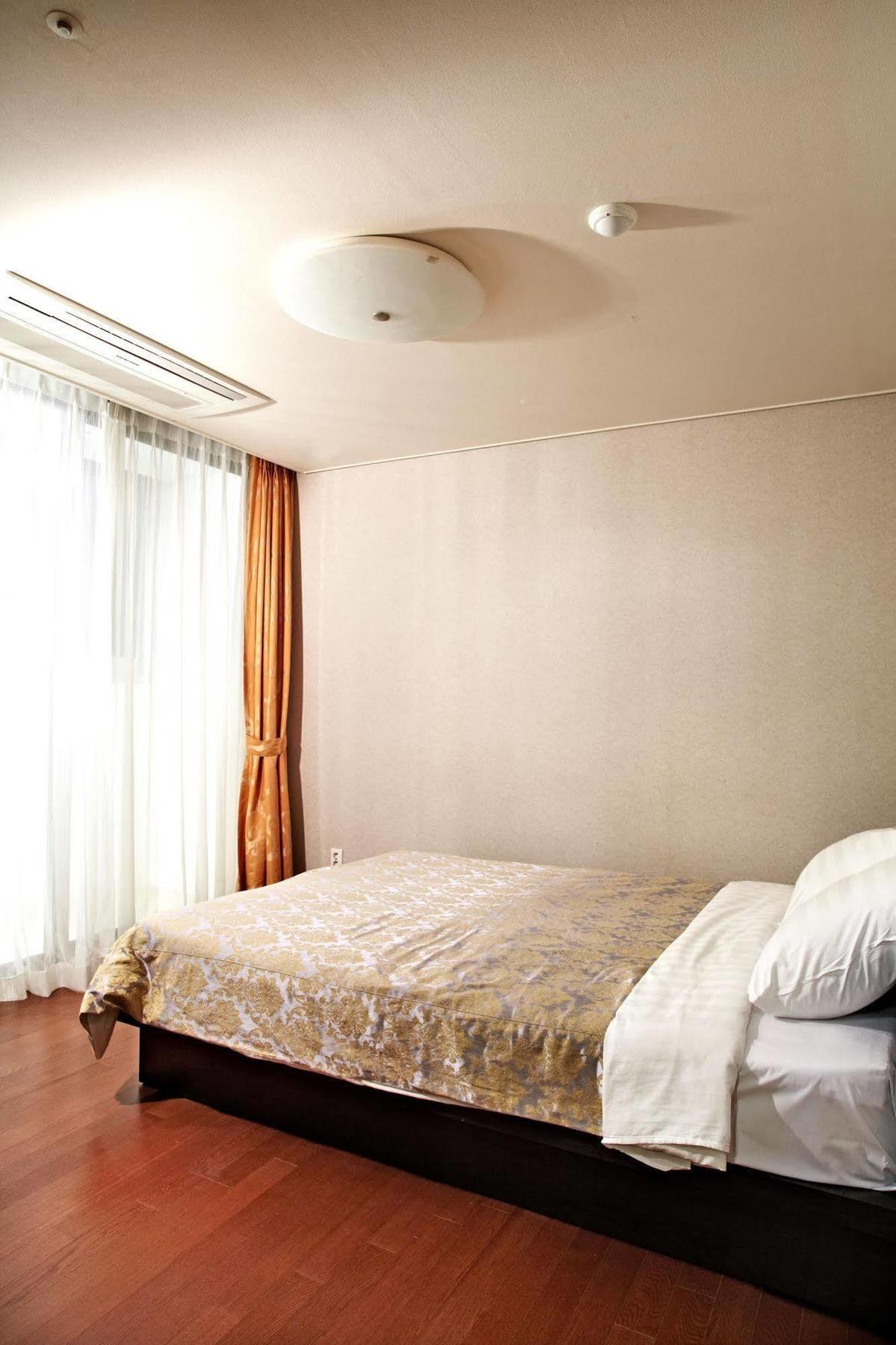 Pale De Cz Lct House Busan