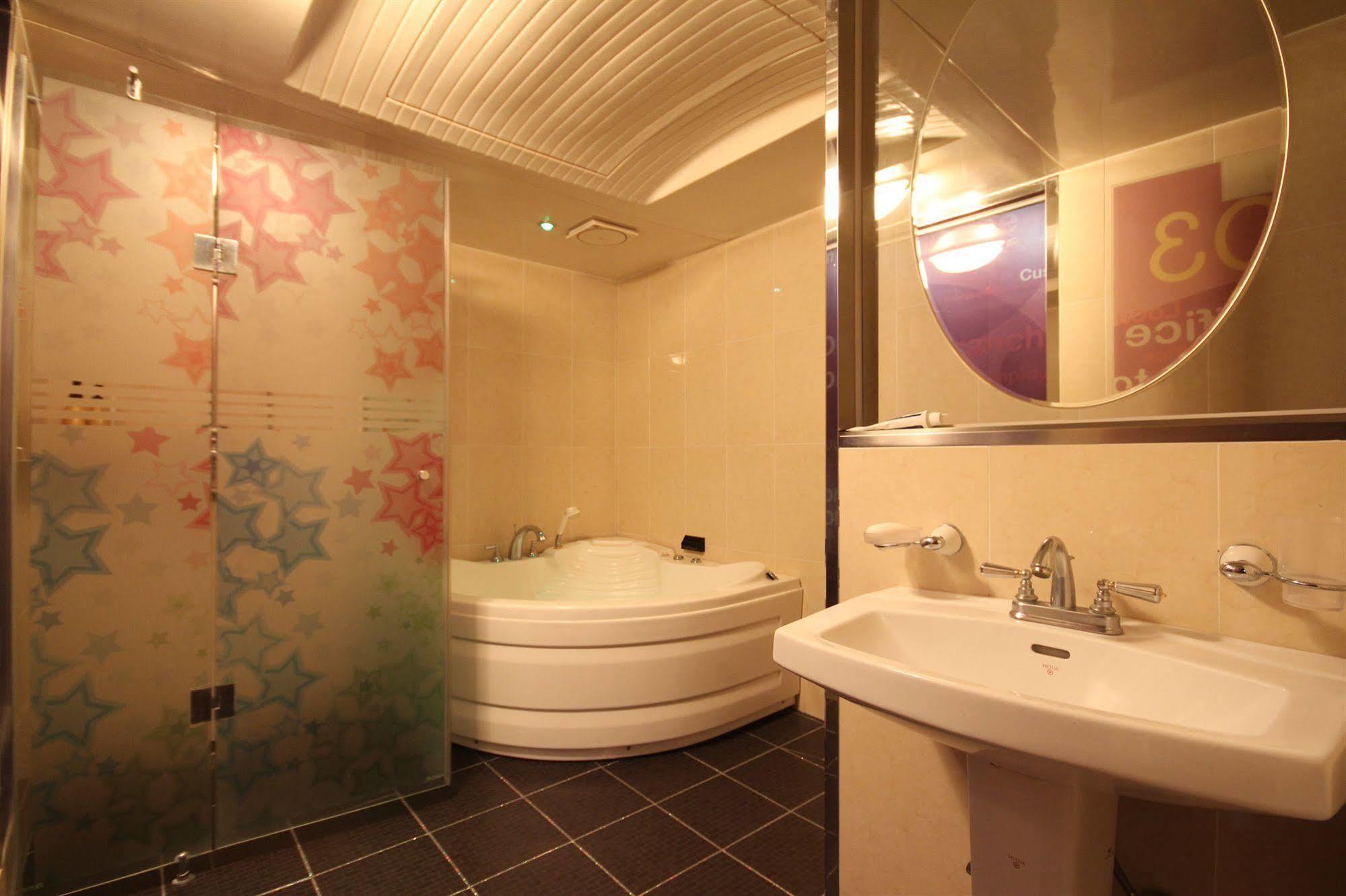 2ne1 Hotel 2*