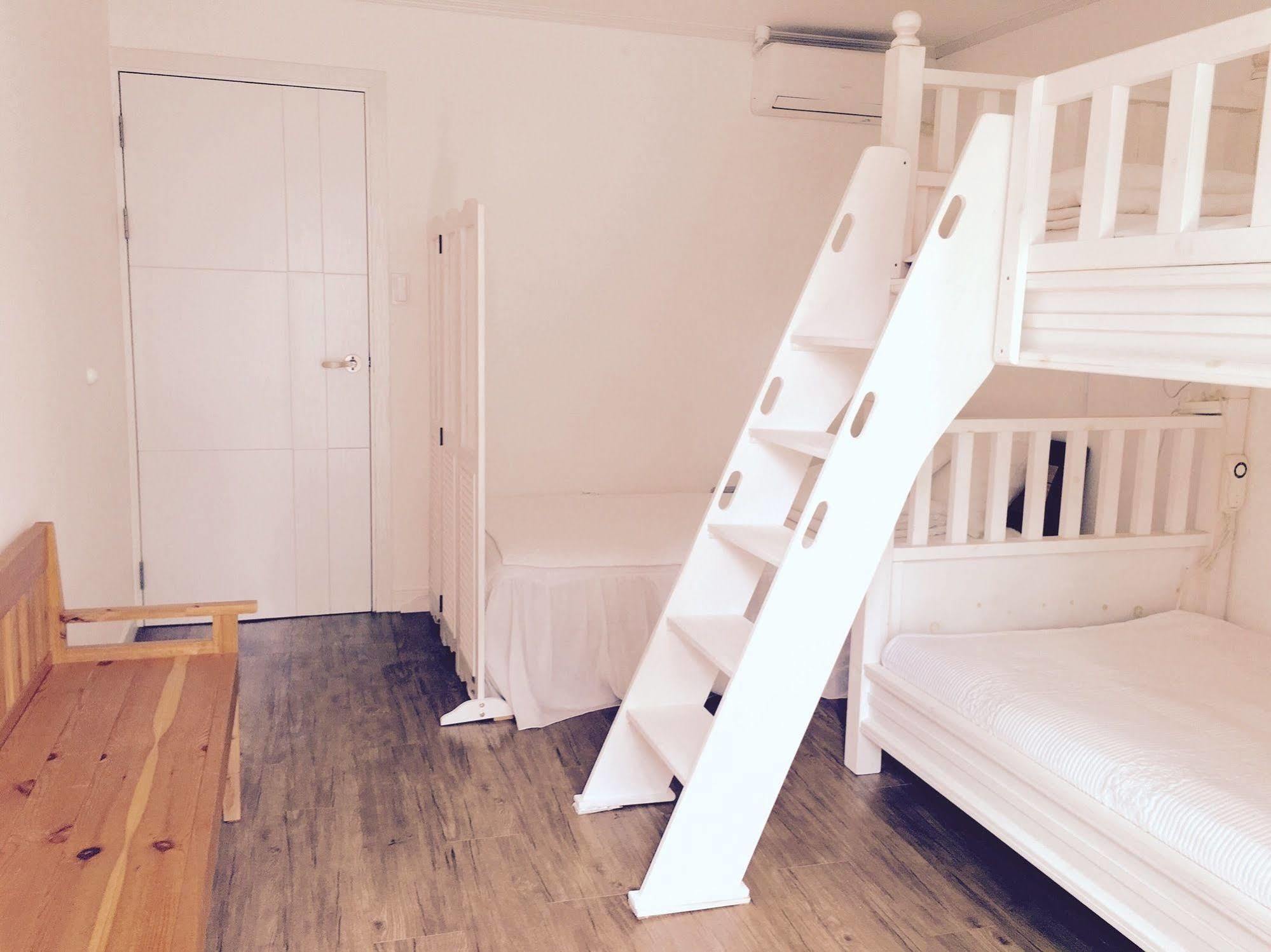 White Island Bed & Breakfast Hostel