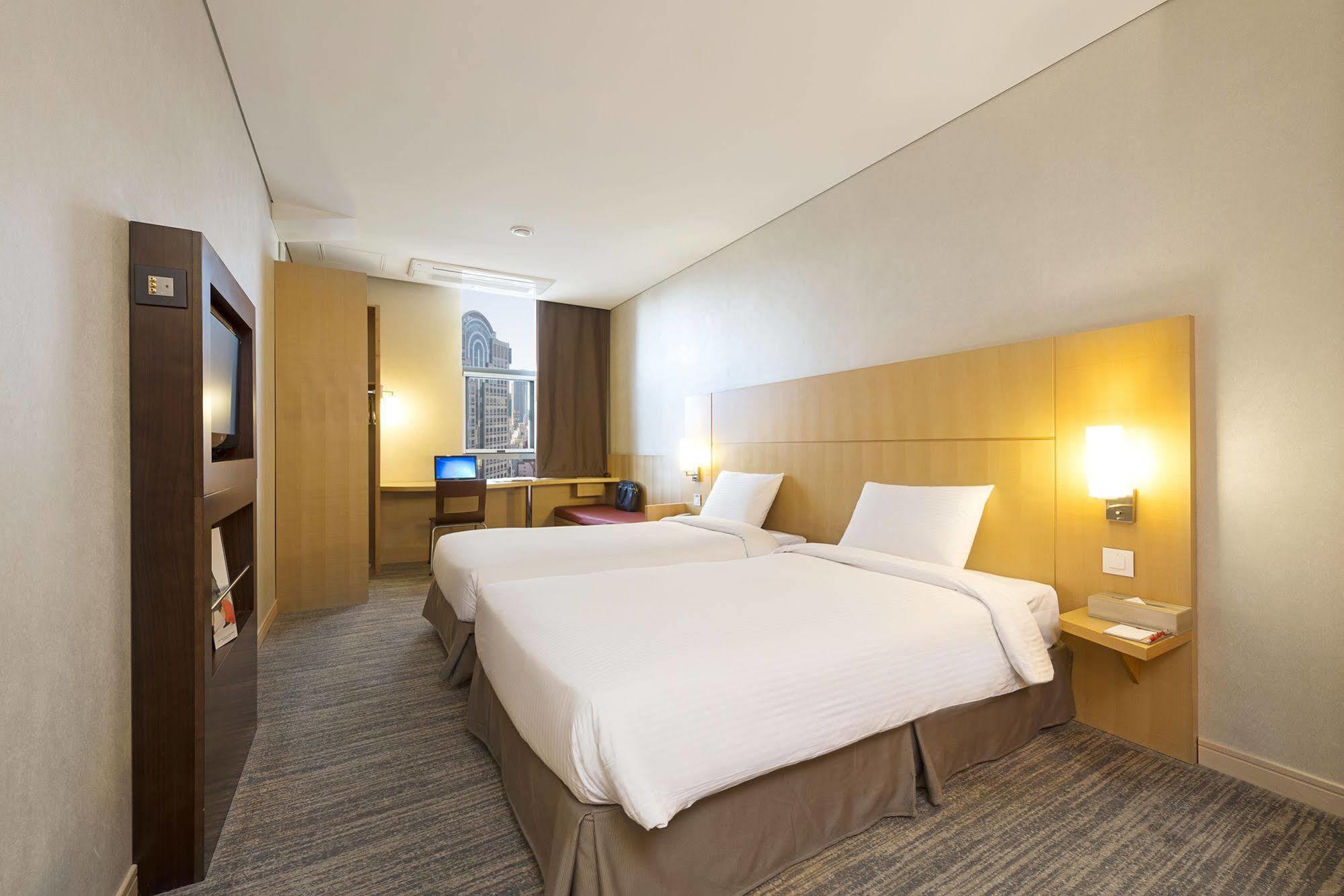 Ibis Ambassador Centre Hotel 3*