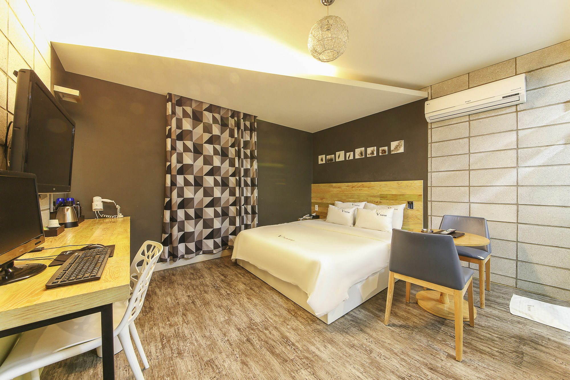 V Hotel 2*