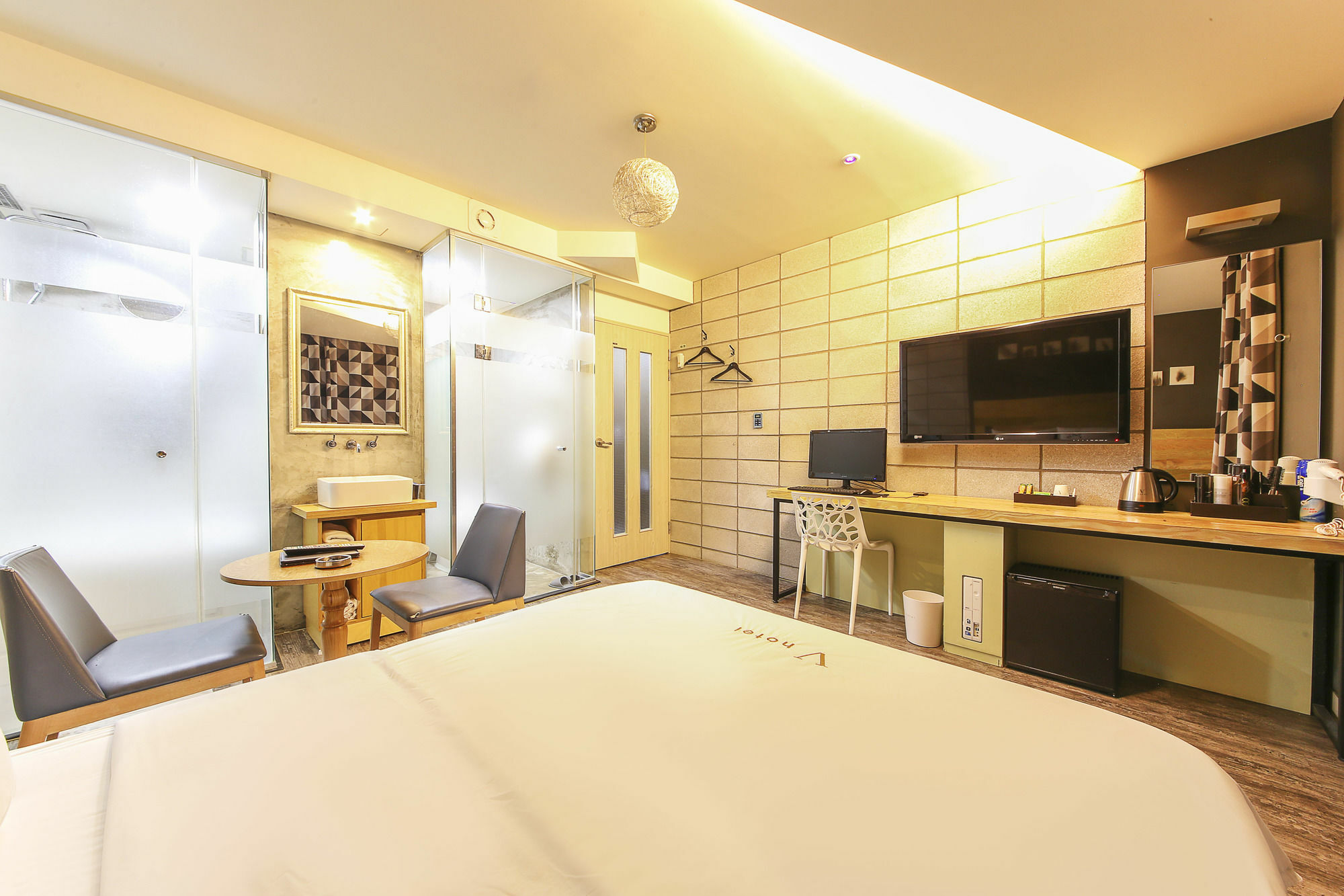 V Hotel 2*