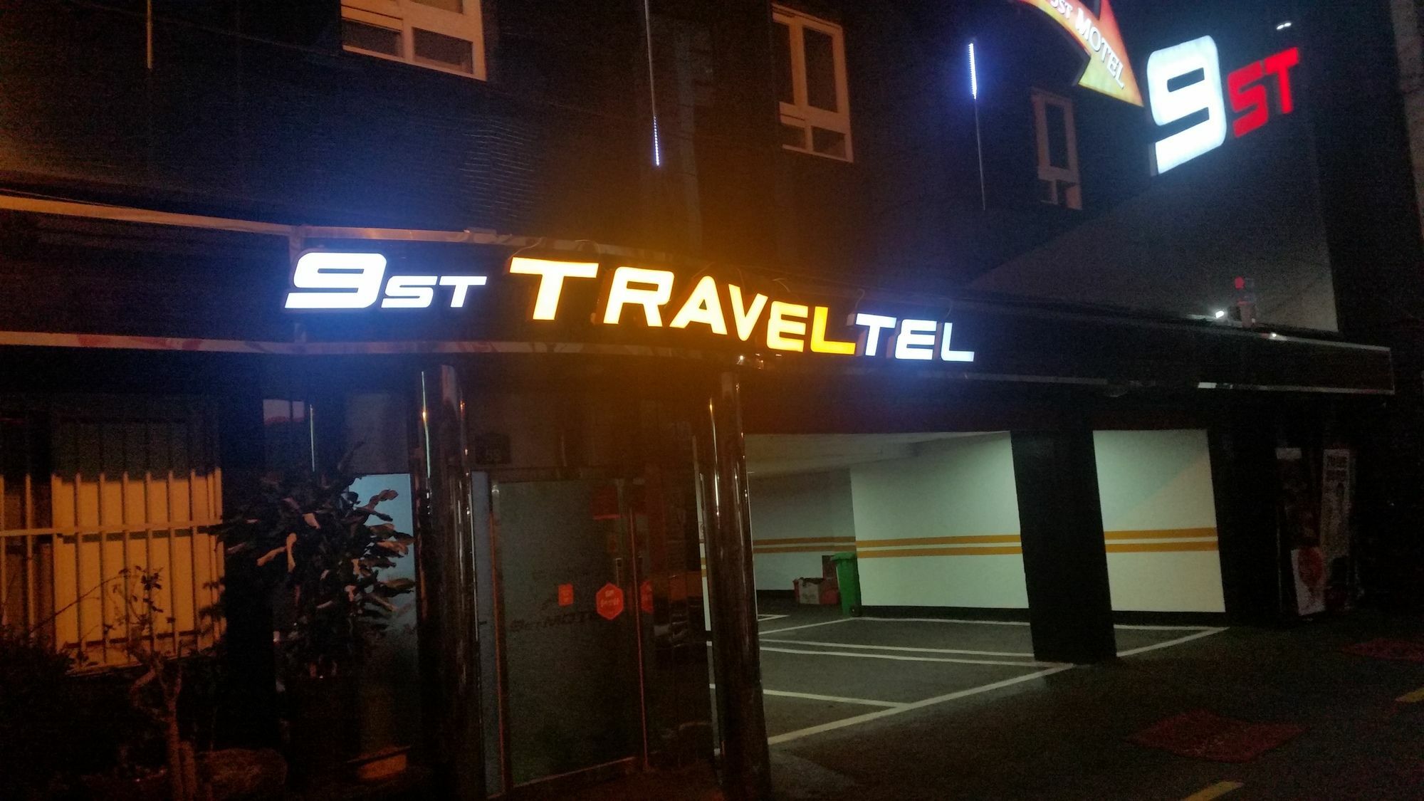 Hotel 9st Traveltel 2*