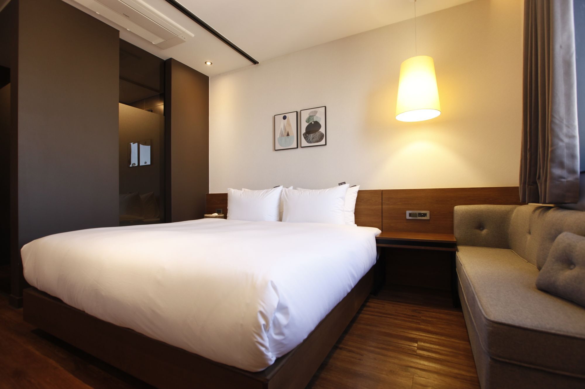 Hotel Brown Dot Station