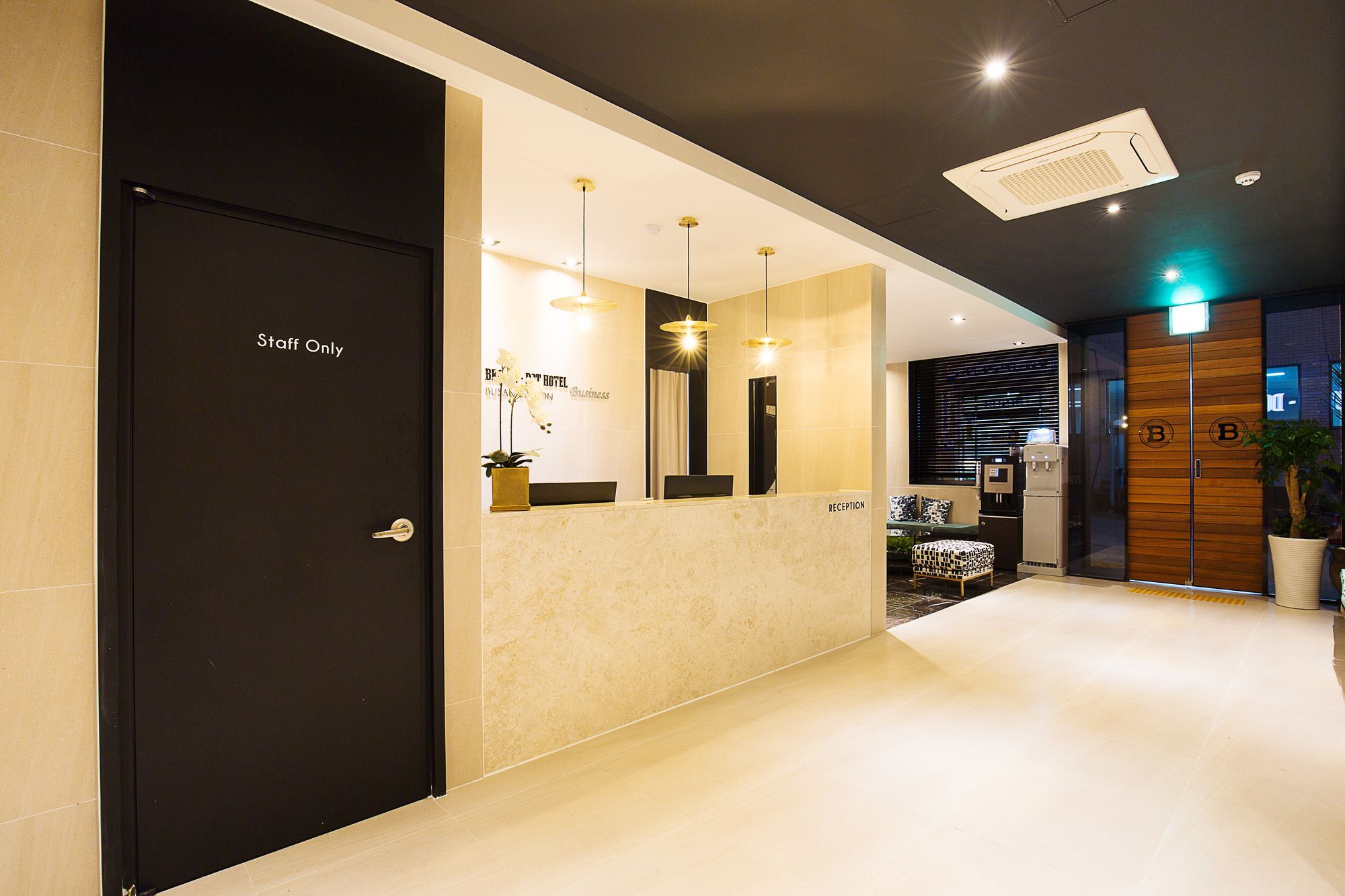 Hotel Brown Dot Station 3*