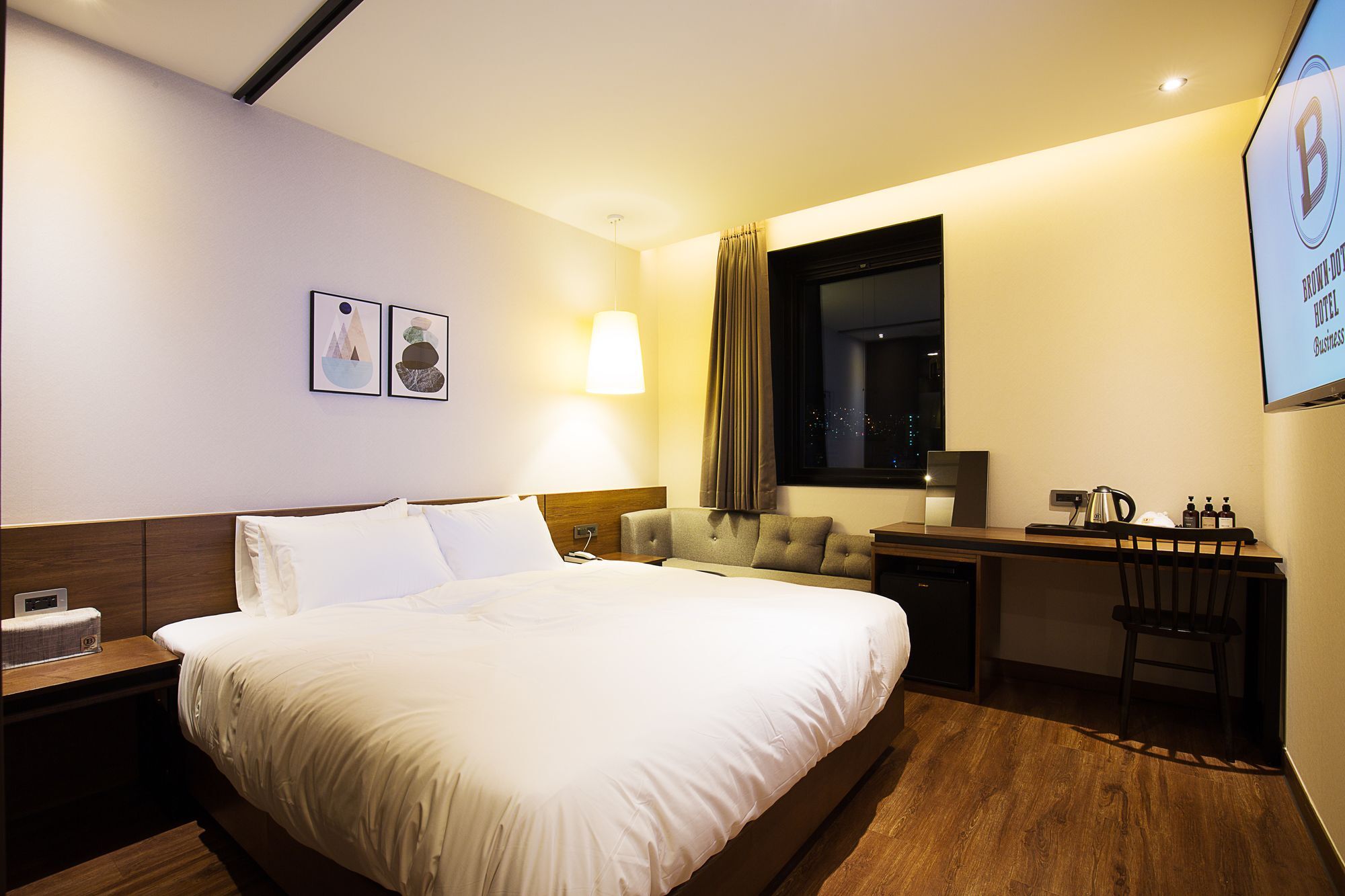 Hotel Brown Dot Station 3*