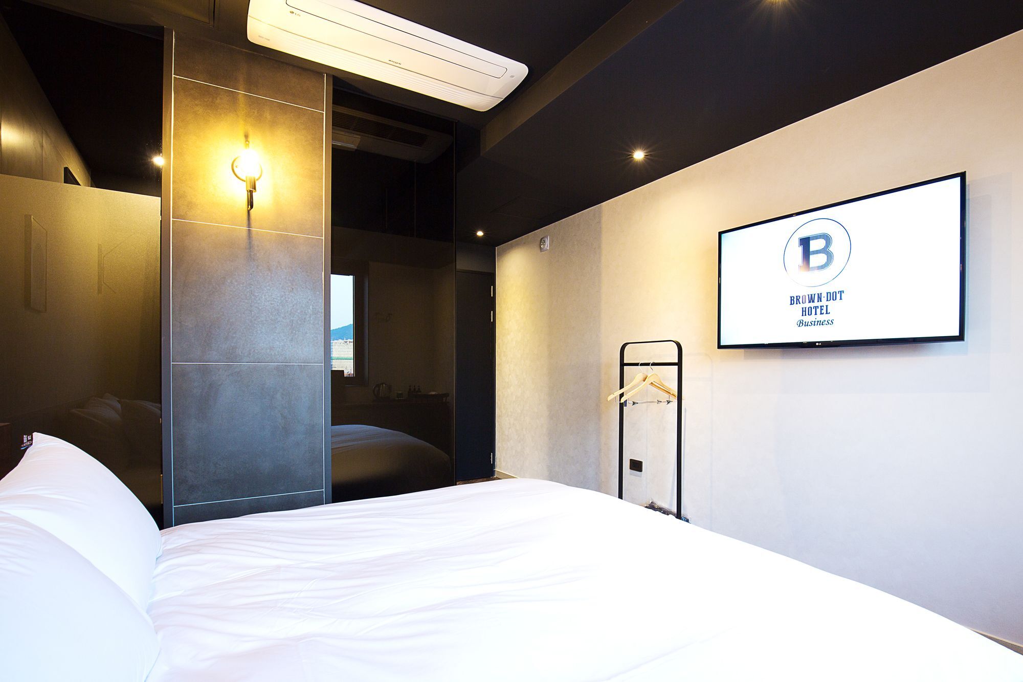 Hotel Brown Dot Station 3*