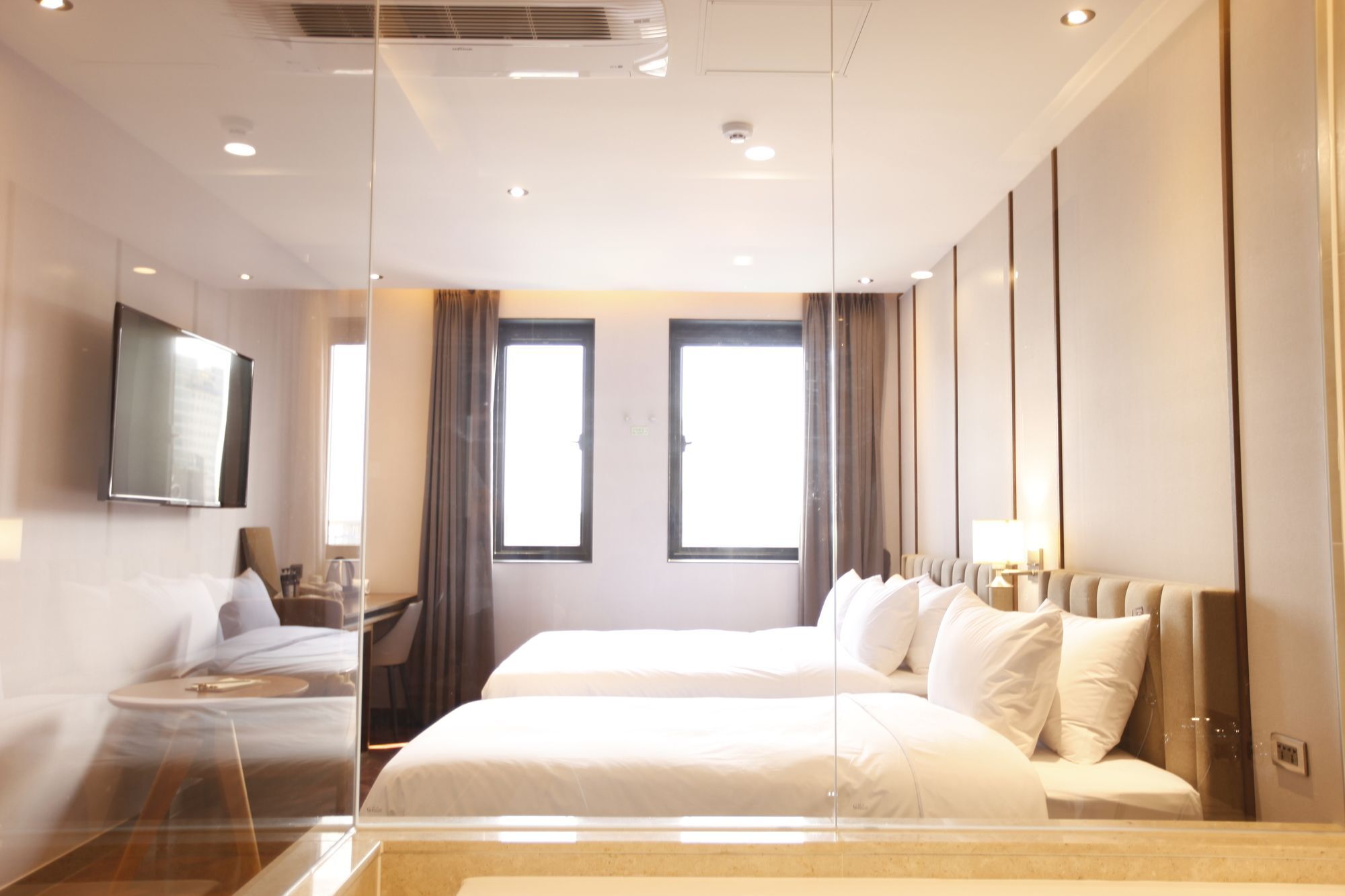 Hotel Brown Dot Station 3*
