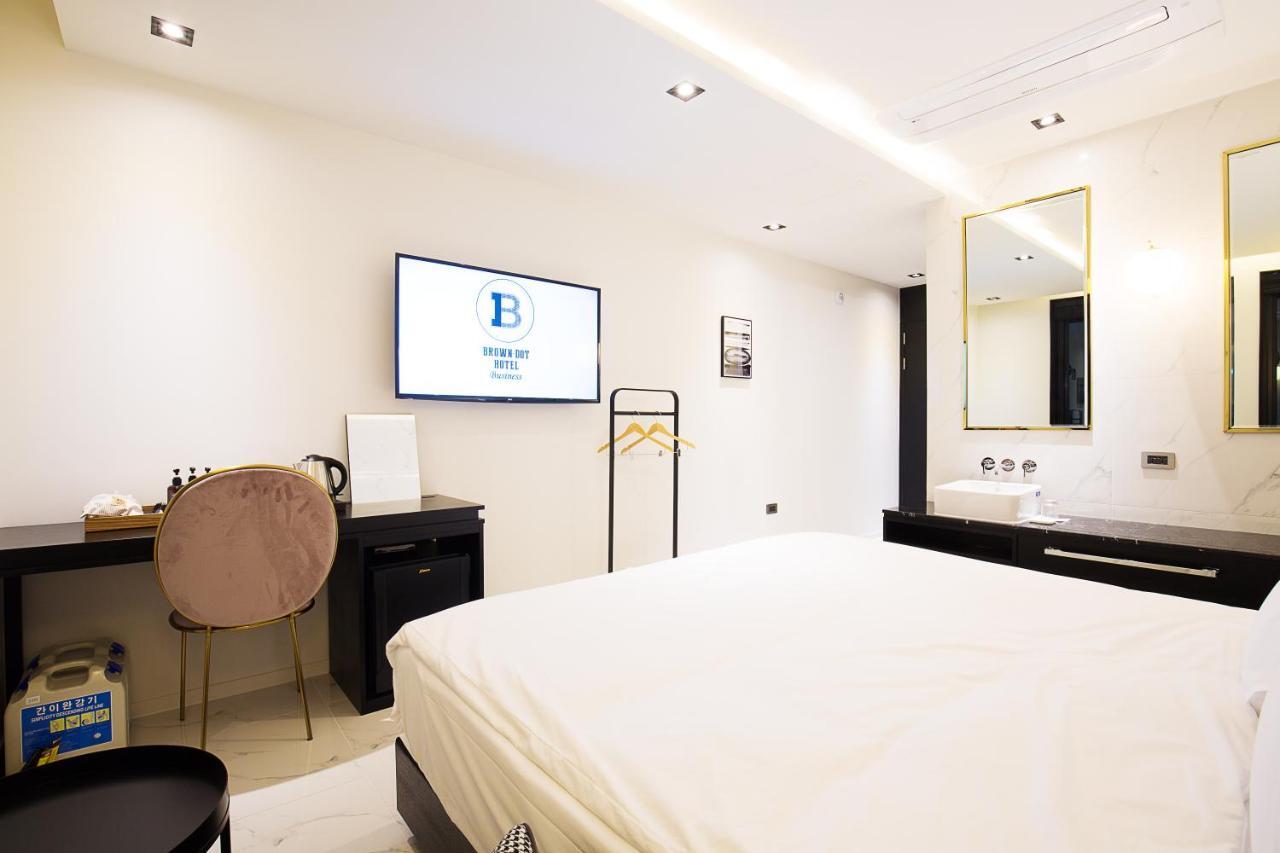 Brown Dot Station Hotel 3*