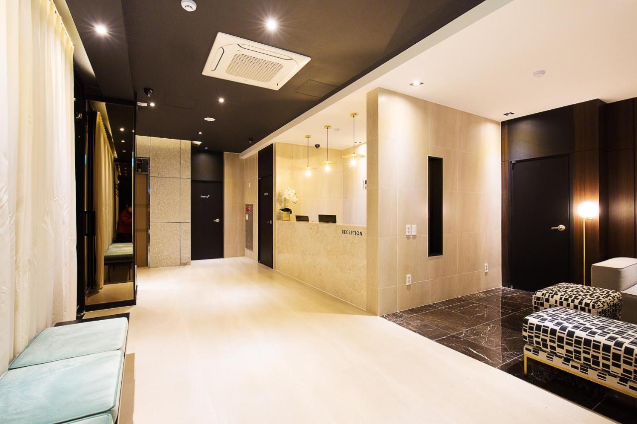 Hotel Brown Dot Station