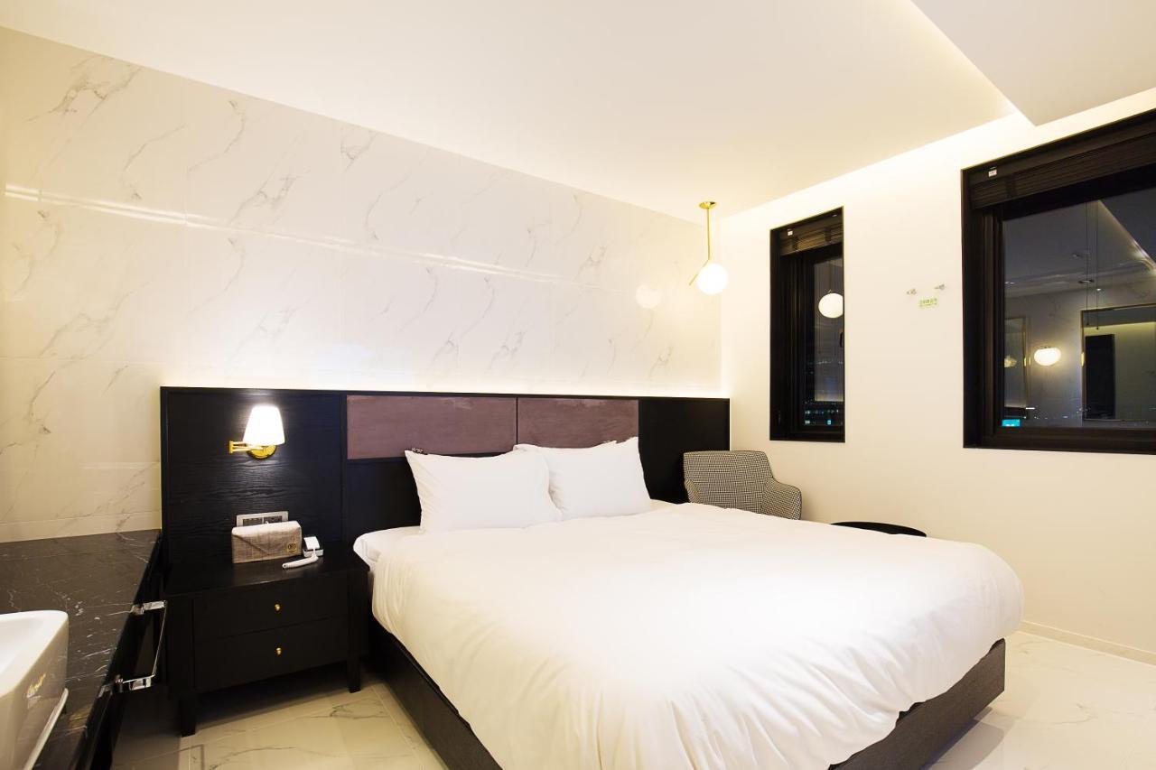 Hotel Brown Dot Station 3*