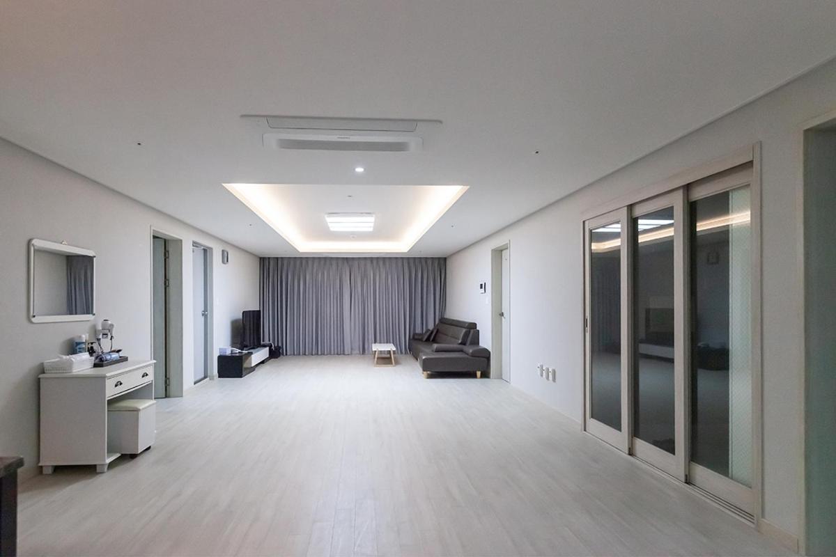 Seomyeon Brown-dot Gold 3* Busan