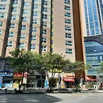 40 Queen, 2 Minutes Run To The Beach, Close To The Sea, 5 Minutes To Club D Oasis Swimming Pool, Nice And Long Walk Along The Beach