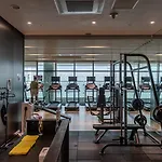 1 Minute To The Beach! Free Parking! Sauna And Gym