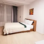 40 Queen, 2 Minutes Run To The Beach, Close To The Sea, 5 Minutes To Club D Oasis Swimming Pool, Nice And Long Walk Along The Beach