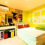 Apple Motel
