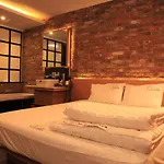 Comma Hotel