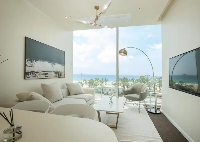 Uh Suite Haeundae Harbor Town 4F