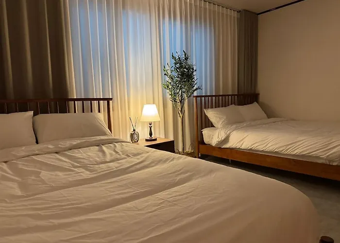 8-Capacity # 3 Rooms # 4 Queen Beds # 10 Minutes On Foot From Busan Station # Wood Tone # Emotional Interior # Netflix