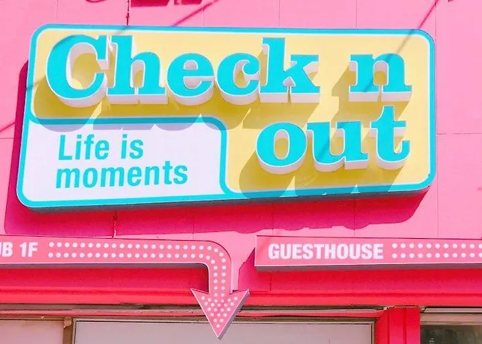 Check And Out Guesthouse & Pub